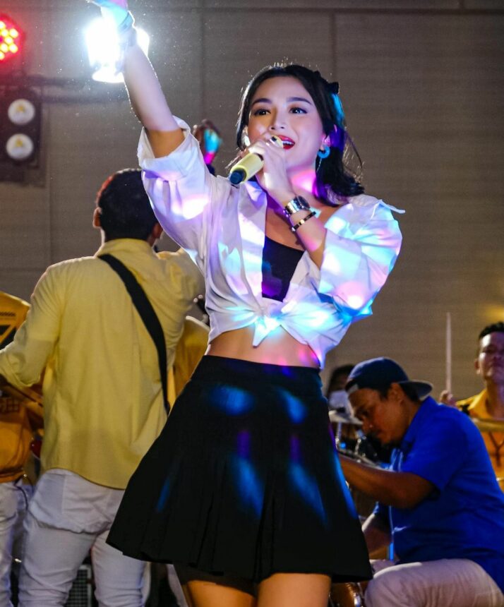 Wika Salim Emang Bikin Geregetan, Kemeja Crop Top dan Rok Mini Jadi Sorotan 2 Lampiran Gambar