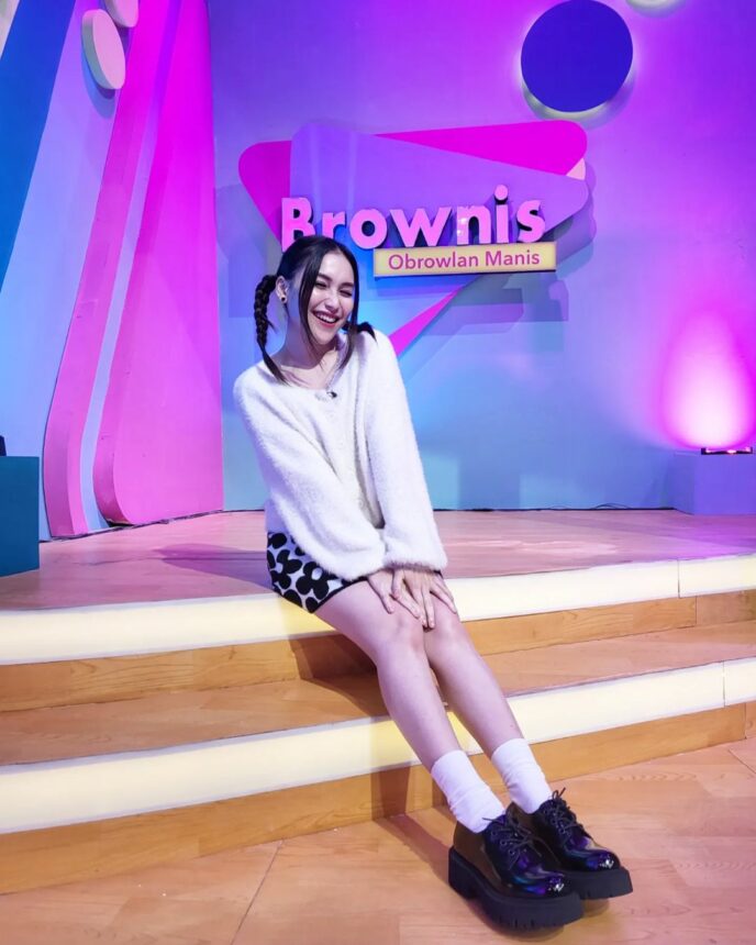 Kembali Muda Lagi, Ayu Ting Ting Berkepang Dua dengan Pose Imut Mirip Anak Remaja 4 Lampiran Gambar