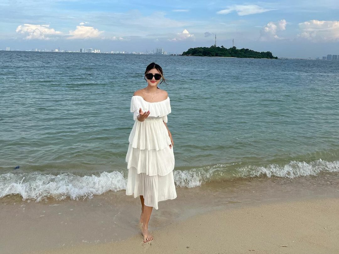 Ghea Youbi Main di Pantai dengan Gaun Putih, Cantiknya Tak Bikin Bosan Mata Memandang 3 Lampiran Gambar