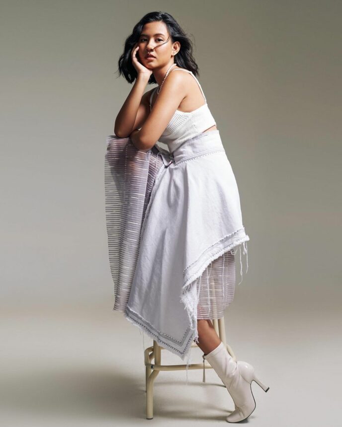 Shenina Chinnamon Berbalut Gaun Hijau dan Putih, Aura Seksi dan Anggun Berpadu Sekaligus 4 Lampiran Gambar