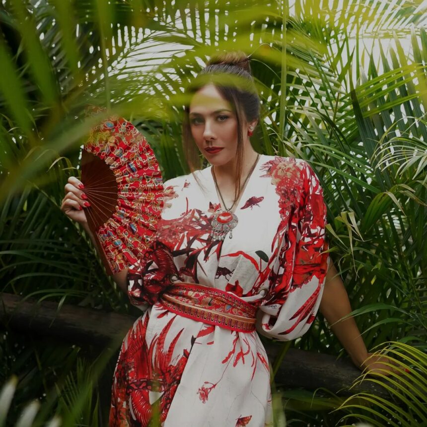 Wulan Guritno Tampil Menggoda dengan Lipstik Merah Merona, Netizen Malah Minta Angpao 2 Lampiran Gambar