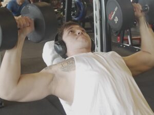 Stefan William hebohkan jagat maya dengan unggahan potretnya yang memakai baju ketekan sehingga terlihatlah ketek mulus duda keren ini.