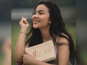 Cekricek.id – Ariel Tatum tuai banyak komentar dalam salah satu unggahan terbarunya saat merayakan tahun baru. Dia membagikan sejumlah foto, namun yang paling banyak disorot adalah potret dirinya yang bersantai ria sambil memegang sepuntung rokok di sala satu tangannya.