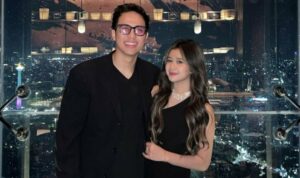 Cekricek.id – Brisia Jodie akhirnya terang-terangan memamerkan sosok pria yang berstatus sebagai kekasihnya saat ini. Dalam unggahan terbaru di laman media sosialnya, penyanyi bertubuh mungil itu terlihat mesra menggandeng lengan sang pacar yang dipuji karena memiliki paras tampan dan bertubuh tinggi.