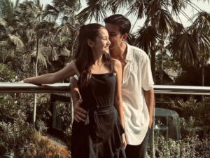 Cekricek.id – Junior Roberts dan Sandrinna Michelle akhirnya terang-terangan mengumbar hubungan mereka ke publik dengan membagikan potret kebersamaan di media sosial. Keduanya tampak begitu mesra berpose berdua selayaknya sepasang kekasih baru yang tengah kasmaran.