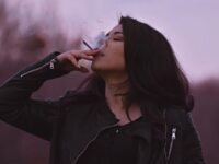 Cekricek.id – Merokok sering dikaitkan pada gangguan jantung, stroke, sejumlah penyakit kanker hingga penyakit paru-paru yang mematikan. Namun, selain itu semua ada fakta lain yang harus diketahui perempuan yang suka merokok. Bahwa kebiasaan tersebut bisa menyebabkan kondisi payudara kendur.