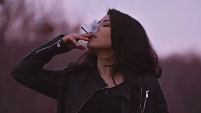 Cekricek.id – Merokok sering dikaitkan pada gangguan jantung, stroke, sejumlah penyakit kanker hingga penyakit paru-paru yang mematikan. Namun, selain itu semua ada fakta lain yang harus diketahui perempuan yang suka merokok. Bahwa kebiasaan tersebut bisa menyebabkan kondisi payudara kendur.