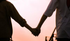 Cekricek.id - Jatuh cinta adalah perasaan yang luar biasa yang bisa dirasakan oleh seseorang baik perempuan maupun laki-laki. Namun, mereka harus berhati-hati dengan perasaan tersebut. Terkadang orang yang menyangku suka malah mempermainkan orang yang disukainya . Terutama ketika pasangan tersebut mudah terbawa suasana hingga melakukan hal yang lebih intim.