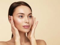 Cekricek.id – Memiliki kulit putih dan cerah adalah dambaan semua orang, namun untuk mendapatkannya sering kali membutuhkan perjuangan yang besar. Ada banyak metode yang dilakukan untuk mendapatkan kulit sehat dan cerah bercahaya tetapi memerlukan kebijakan pemakainya.