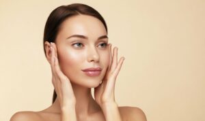 Cekricek.id – Memiliki kulit putih dan cerah adalah dambaan semua orang, namun untuk mendapatkannya sering kali membutuhkan perjuangan yang besar. Ada banyak metode yang dilakukan untuk mendapatkan kulit sehat dan cerah bercahaya tetapi memerlukan kebijakan pemakainya.