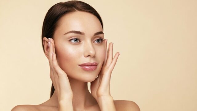 Cekricek.id – Memiliki kulit putih dan cerah adalah dambaan semua orang, namun untuk mendapatkannya sering kali membutuhkan perjuangan yang besar. Ada banyak metode yang dilakukan untuk mendapatkan kulit sehat dan cerah bercahaya tetapi memerlukan kebijakan pemakainya.