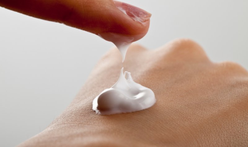 Wajib Tahu, Penggunaan Krim Pemutih Kulit Ternyata Dapat Menimbulkan Efek Samping 2 Lampiran Gambar