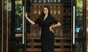 Cekricek.id – Aura Kasih memang tidak pernah gagal membuat orang-orang jatuh pada penampilannya. Sebagai aktris cantik yang dikenal memiliki tubuh langsing ideal bak gitar spanyol, dia memang tak pernah salah dalam hal berpenampilan. Apapun pakaian yang dikenakan selalu menuai banyak pujian dari warganet.