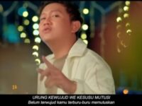 Cekricek.id – Penyanyi Denny Caknan belum lama ini resmi merilis album terbarunya yang bertajuk “Kalih Welasku”. Dalam enam hari penayangannya, lagu berjudul sama dari album tersebut berhasil menempati posisi pertama trending di YouTube dalam kategori musik. Tentu saja, hal itu adalah pencapaian luar biasa baginya yang sebelumnya juga memiliki lagu viral “Ojo di Bandingke” itu.