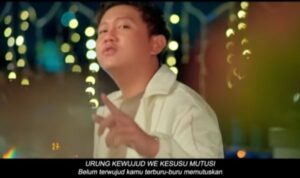 Cekricek.id – Penyanyi Denny Caknan belum lama ini resmi merilis album terbarunya yang bertajuk “Kalih Welasku”. Dalam enam hari penayangannya, lagu berjudul sama dari album tersebut berhasil menempati posisi pertama trending di YouTube dalam kategori musik. Tentu saja, hal itu adalah pencapaian luar biasa baginya yang sebelumnya juga memiliki lagu viral “Ojo di Bandingke” itu.