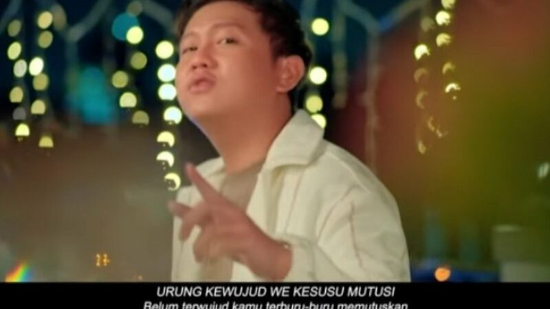 Cekricek.id – Penyanyi Denny Caknan belum lama ini resmi merilis album terbarunya yang bertajuk “Kalih Welasku”. Dalam enam hari penayangannya, lagu berjudul sama dari album tersebut berhasil menempati posisi pertama trending di YouTube dalam kategori musik. Tentu saja, hal itu adalah pencapaian luar biasa baginya yang sebelumnya juga memiliki lagu viral “Ojo di Bandingke” itu.