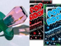 Cekricek.id – Bercerita tentang permen dan coklat, gerenari tujuh puluhan mungkin akan bernostalgia dengan jajanan masa kecil mereka. Jajanan yang bahkan bisa disebut sudah langka dan jarang ditemui di warung-warung atau minimarket terdekat.