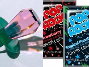 Cekricek.id – Bercerita tentang permen dan coklat, gerenari tujuh puluhan mungkin akan bernostalgia dengan jajanan masa kecil mereka. Jajanan yang bahkan bisa disebut sudah langka dan jarang ditemui di warung-warung atau minimarket terdekat.