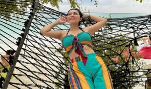 Cekricek.id – Rachel Vennya menuai banyak pujian karena kulit ketiaknya yang putih mulus dalam foto yang dibagikan di salah satu akun media sosialnya. Mengenakan setelan baju pantai berupa crop top bahu tali dan celana panjang yang longgar. Dia bahkan memamerkan pose dengan mengangkan lengan hingga bagian ketiaknya terekspos jelas dari foto tersebut.