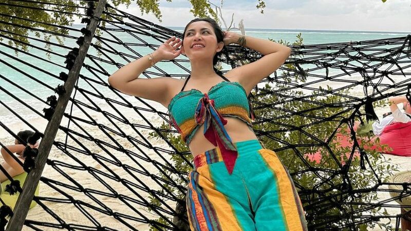 Cekricek.id – Rachel Vennya menuai banyak pujian karena kulit ketiaknya yang putih mulus dalam foto yang dibagikan di salah satu akun media sosialnya. Mengenakan setelan baju pantai berupa crop top bahu tali dan celana panjang yang longgar. Dia bahkan memamerkan pose dengan mengangkan lengan hingga bagian ketiaknya terekspos jelas dari foto tersebut.