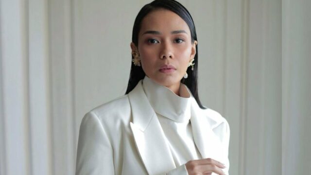 Cekricek.id – Adinia Wirasti menuai kritikan dari seorang pengguna Twitter dalam sebuah cuitannya. Aktris cantik itu disebut tak cocok memerankan karakternya sebagai dokter dalam web series terbaru yang berjudul “Mendua”. Bahkan, alasan ketidakcocokannya sebagai pemain adalah karena dianggap tidak terkenal seperti dua pemain lain yang menjadi lawan mainnya.