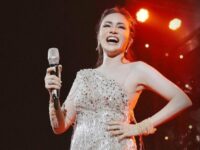 Cekricek.id – Momo Geisha memamerkan potret dirinya saat menyanyi di atas panggung suatu acara yang mengundangnya. Pada acara perayaan anniversary dari salah satu brand kecantikan itu, dia tampil dengan setelan gaun mini dengan rumbai-rumbai yang memenuhi drai pinggang hingga ke lutunya.