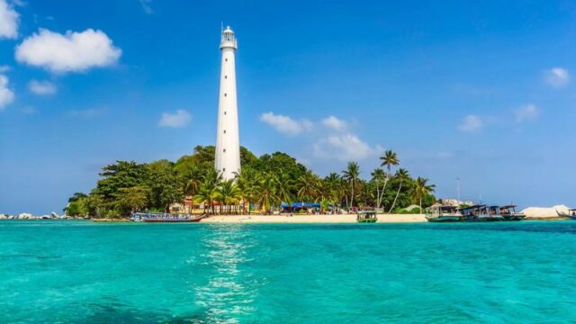 Cekricek.id – Pantai Tanjung Kelayang merupakan destinasi wisata yang wajib dikunjungi saat berada di Pulau Belitung. Pantai ini terletak di bagian utara dari pulau tersebut dan merupakan pusat keindahan yang akan membuat wisatawan akan sangat menyukai berada di sana.
