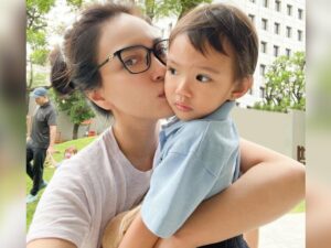 Cekricek.id – Shandy Aulia dikenal sebagai aktris cantik bertubuh langsing dengan penampilan yang selalu terjaga. Dia sering dipuji karena wajah awet mudanya dan disebut-sebut seperti perempuan yang masih berusia dua puluhan saja. Namun, belum lama ini, dia memperlihatkan penampilan lain yang bikin pangling.