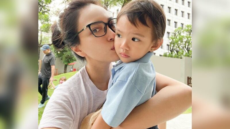 Cekricek.id – Shandy Aulia dikenal sebagai aktris cantik bertubuh langsing dengan penampilan yang selalu terjaga. Dia sering dipuji karena wajah awet mudanya dan disebut-sebut seperti perempuan yang masih berusia dua puluhan saja. Namun, belum lama ini, dia memperlihatkan penampilan lain yang bikin pangling.