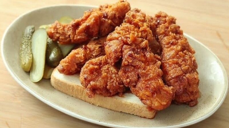 Cekricek.id – Resep nashville chicken merupakan salah satu olahan ayam goreng yang memiliki cita rasa pedas dan bertekstur gurih krispi. Menu ini bisa dijadikan sebagai salah satu masakan andalan untuk para ibu di rumah yang ingin memberikan variasi pada olahan daging ayamnya.