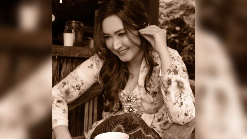 Cekricek.id – Aktris senior, Nafa Urbach dipuji bak seorang bidadari berkat sebuah foto yang dibagikannya di akun media sosial pribadi miliknya. Pada otret bernuansa vintage tersebut memperlihatkan sosok dirinya yang sedang mengenakan kebaya tradisional.