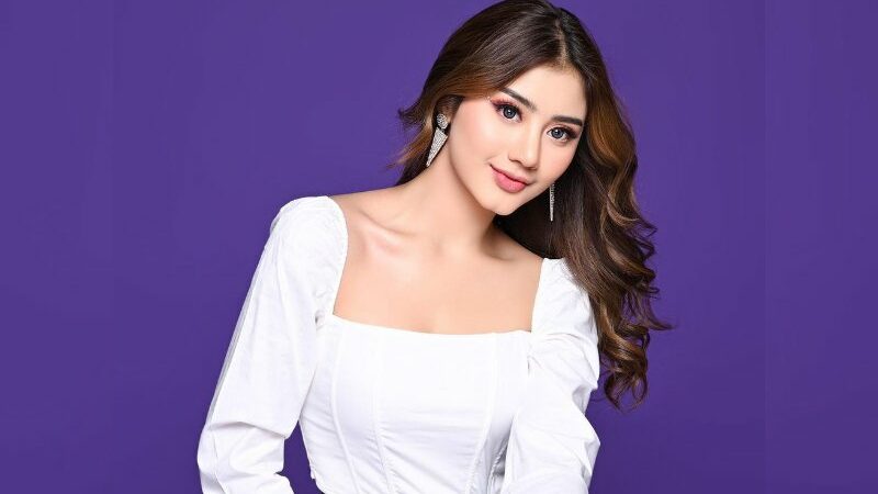 Cekricek.id – Ghea Youbi tampil cantik pada pemotretan yang dilakukannya baru-baru ini. Tampil dengan make up flawless ditambah dagu belahnya yang terlihat jelas membuat dirinya sukses dibanjiri pujian oleh netizen. Foto-foto hasil photoshoot itu menuai banyak reaksi positif dari kolom komentarnya.