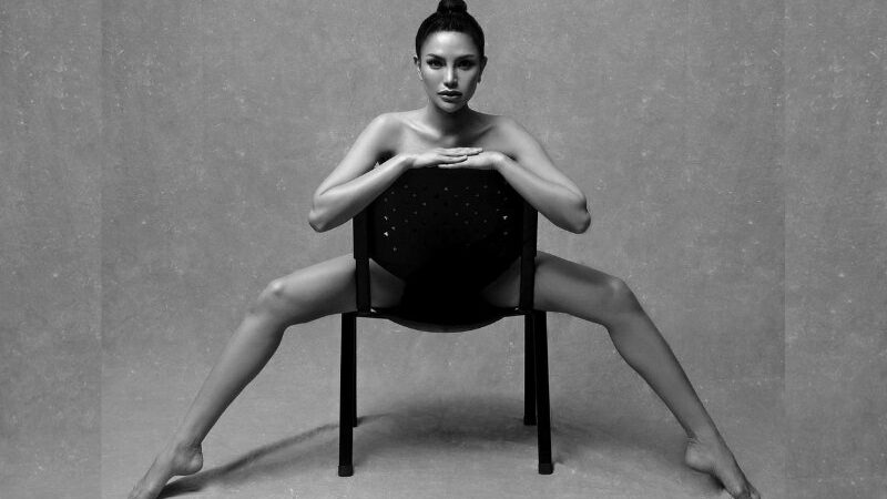 Cekricek.id – Nikita Mirzani memamerkan pose yang tak biasa lewat pemotretan yang dia jalani baru-baru ini. Jika biasanya, orang akan memberikan penampilan yang anggun supaya mendapat pujian cantik, dia justri tampil berani dengan pose mengangkang di sebuah kursi.