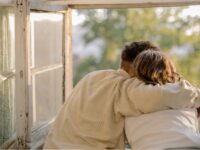 Cekricek.id – Mempertahankan hubungan dengan pasangan yang sering merasa insecure memang tidak mudah. Pasangan tersebut, perlu memiliki cara yang ampuh untuk membuat dirinya dan si dia bisa terus berjalan awet dan tidak saling membelenggu satu sama lain.