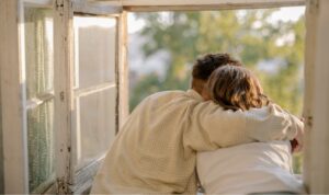 Cekricek.id – Mempertahankan hubungan dengan pasangan yang sering merasa insecure memang tidak mudah. Pasangan tersebut, perlu memiliki cara yang ampuh untuk membuat dirinya dan si dia bisa terus berjalan awet dan tidak saling membelenggu satu sama lain.