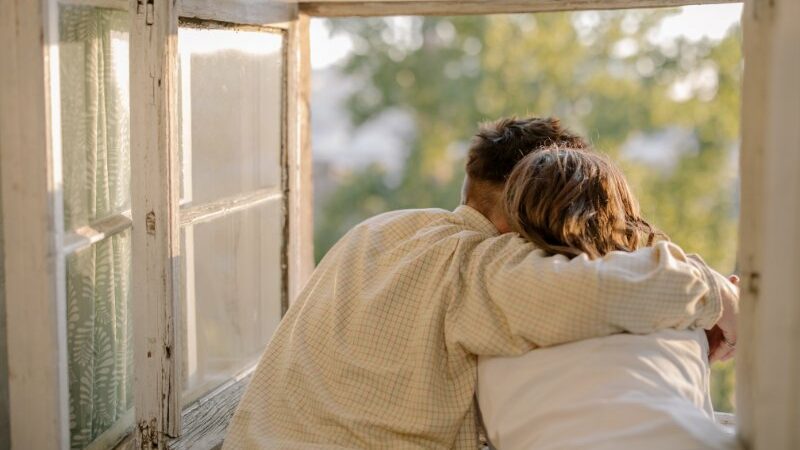 Cekricek.id – Mempertahankan hubungan dengan pasangan yang sering merasa insecure memang tidak mudah. Pasangan tersebut, perlu memiliki cara yang ampuh untuk membuat dirinya dan si dia bisa terus berjalan awet dan tidak saling membelenggu satu sama lain.