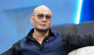 Cekricek.id – Deddy Corbuzier kembali menuai hujatan setelah sebelumnya sempat berseteru dengan artis cantik, Livy Renata. Kali ini yang membuat netizen geram adalah diundangnya dua bersaudara Verrel Bramasta dan Athalla Naufal ke podcastnya.