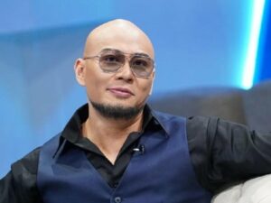 Cekricek.id – Deddy Corbuzier kembali menuai hujatan setelah sebelumnya sempat berseteru dengan artis cantik, Livy Renata. Kali ini yang membuat netizen geram adalah diundangnya dua bersaudara Verrel Bramasta dan Athalla Naufal ke podcastnya.