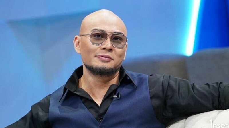 Cekricek.id – Deddy Corbuzier kembali menuai hujatan setelah sebelumnya sempat berseteru dengan artis cantik, Livy Renata. Kali ini yang membuat netizen geram adalah diundangnya dua bersaudara Verrel Bramasta dan Athalla Naufal ke podcastnya.