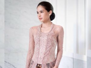 Cekricek.id – Maudy Ayunda dinobatkan oleh netizen sebagai duta kebaya lewat unggahan terbaru di media sosialnya. Dia dianggap sangat cocok dan memiliki kecantikan natural yang sangat memancar ketika mengenakan busana tradisonal tersebut.