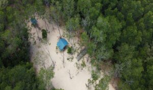 Cekricek.id - Desa wisata Kampung Tua Bakau Serip terletak di Batam dengan lokasi yang bersisian dengan Teluk Mata Ikan yang juga berdekatan dengan makam Nong Isa. Banyak yang menyebut bahwa kampung yang masih asri ini merupakan salah satu yang tertua di kota tersebut.