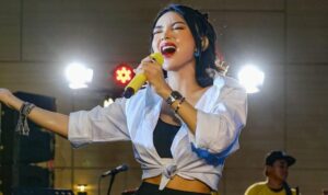 Cekricek.id – Wika Salim tampil kasual saat manggung dalam acara yang diadakan oleh sebuah merk roti ternama. Berbeda dari penampilan bling-bling yang biasa dia pakai di atas panggung dangdut sebelumnya, kali ini penyanyi berparan cantik itu tampil dengan gaya busana yang lebih santai.