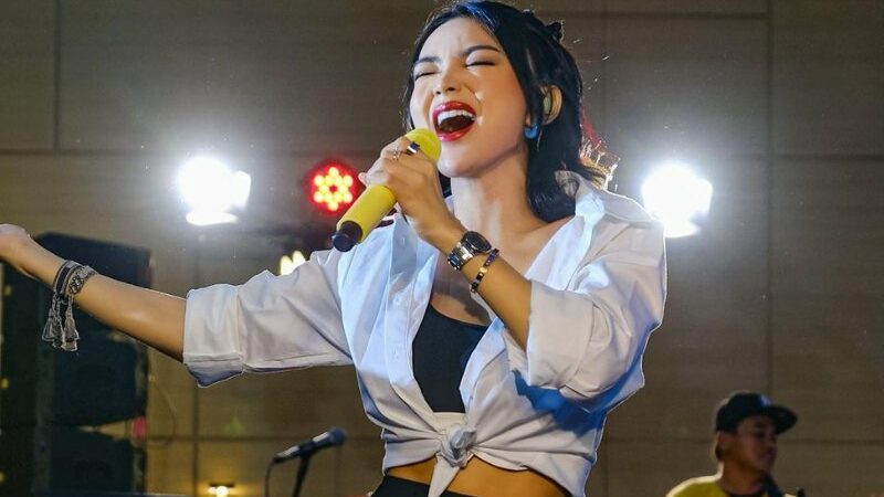 Cekricek.id – Wika Salim tampil kasual saat manggung dalam acara yang diadakan oleh sebuah merk roti ternama. Berbeda dari penampilan bling-bling yang biasa dia pakai di atas panggung dangdut sebelumnya, kali ini penyanyi berparan cantik itu tampil dengan gaya busana yang lebih santai.