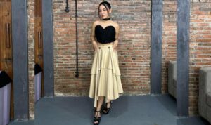 Cekricek.id – Rachel Vennya tampil cantik dan anggun dengan busana feminin yang dikenakannya baru-baru ini. Dia bahkan memamerkan hal tersebut lewat salah satu unggahan terbaru di akun media sosialnya. Ibu dua anak itu pun banjir pujian dari sejumlah netizen di kolom komentar.