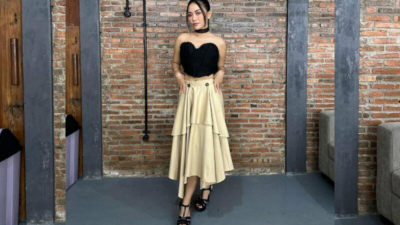 Cekricek.id – Rachel Vennya tampil cantik dan anggun dengan busana feminin yang dikenakannya baru-baru ini. Dia bahkan memamerkan hal tersebut lewat salah satu unggahan terbaru di akun media sosialnya. Ibu dua anak itu pun banjir pujian dari sejumlah netizen di kolom komentar.