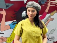 Cekricek.id – Mungkin sudah banyak yang tahu kalau Indah Permatasari memiliki paras yang tak kalah cantik dari dirinya. Bahkan tidak sedikit orang yang menyangka bahwa wajah kakak beradik itu mirip seperti kembaran.