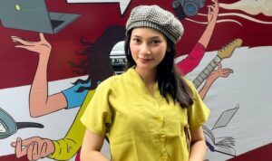 Cekricek.id – Mungkin sudah banyak yang tahu kalau Indah Permatasari memiliki paras yang tak kalah cantik dari dirinya. Bahkan tidak sedikit orang yang menyangka bahwa wajah kakak beradik itu mirip seperti kembaran.