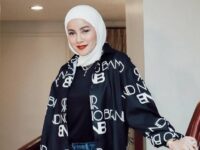 Cekricek.id – Olla Ramlan dapat dijadikan sebagai role model dalam memadukan dan memadankan outfit simpel yang terlihat trendy. Meski sudah berkepala empat, namun gaya berpakaiannya tak kalah dari anak muda usia dua puluhan.