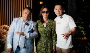 Cekricek.id – Belum lama sampai di Indonesia, Bunda Corla ternyata sudah memiliki jadwal kegiatan yang padat saja. Bahkan pengacara kondang Hotman Paris sekalipun mengundangnya untuk hadir ke acara W Super Club, Nite Club miliknya.