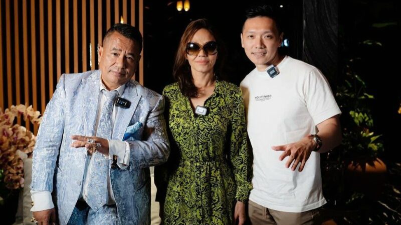 Cekricek.id – Belum lama sampai di Indonesia, Bunda Corla ternyata sudah memiliki jadwal kegiatan yang padat saja. Bahkan pengacara kondang Hotman Paris sekalipun mengundangnya untuk hadir ke acara W Super Club, Nite Club miliknya.